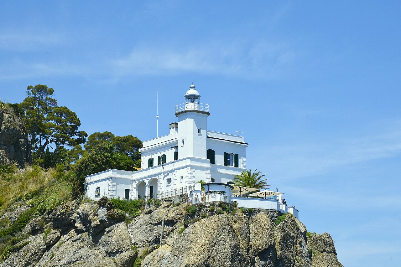 Faro di Portofino sulla punta del promontorio