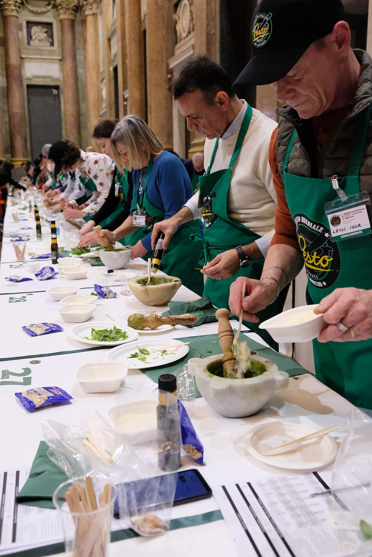 Competizione al Campionato Mondiale di Pesto al Mortaio di Genova