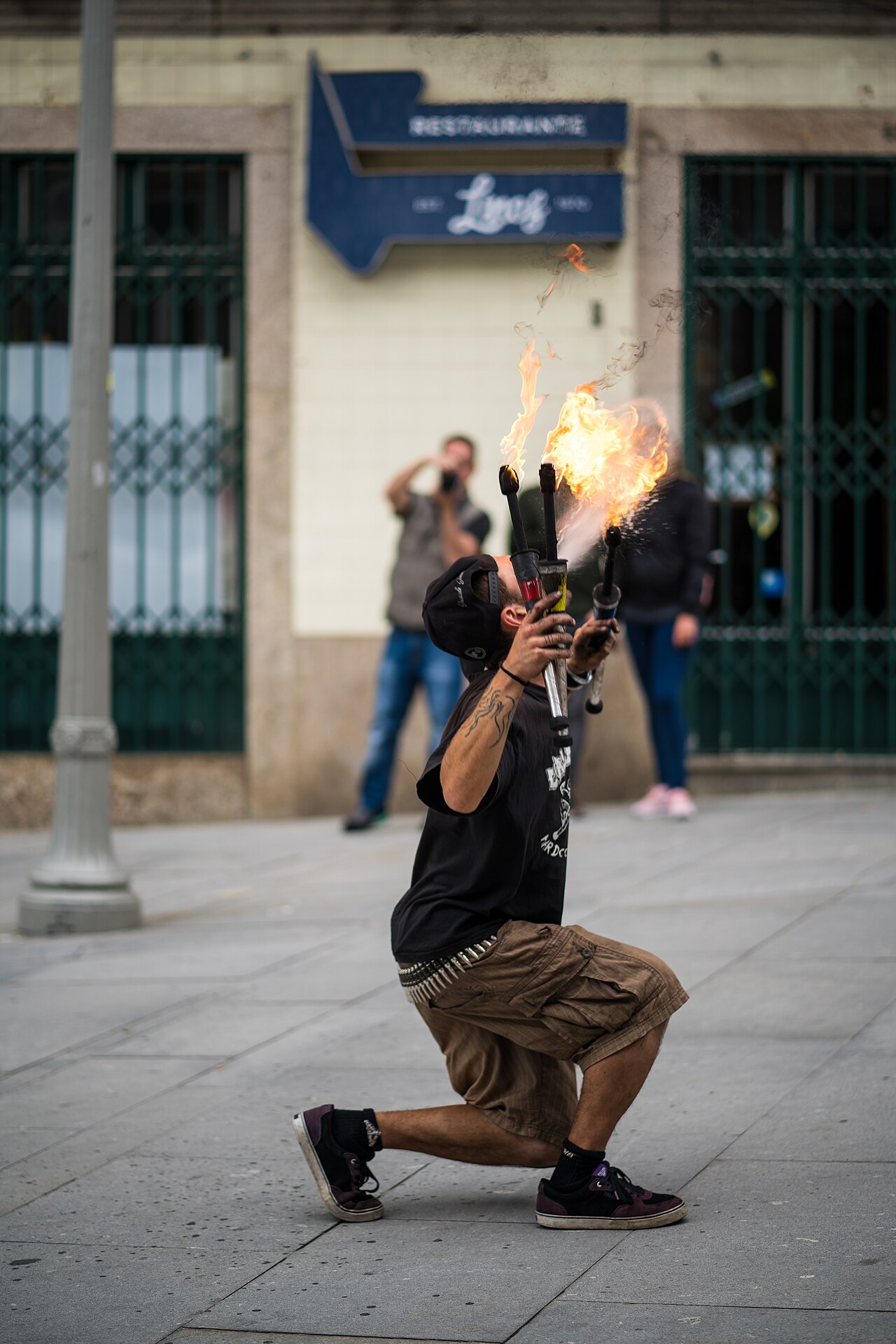 Giocoliere di fuoco per il Circumnavigando Festival di circo contemporaneo a Genova