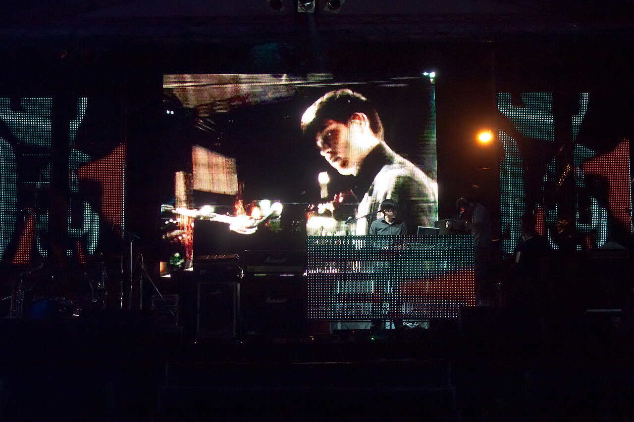 DJ su palco al festival di musica elettronica per Electropark Genova