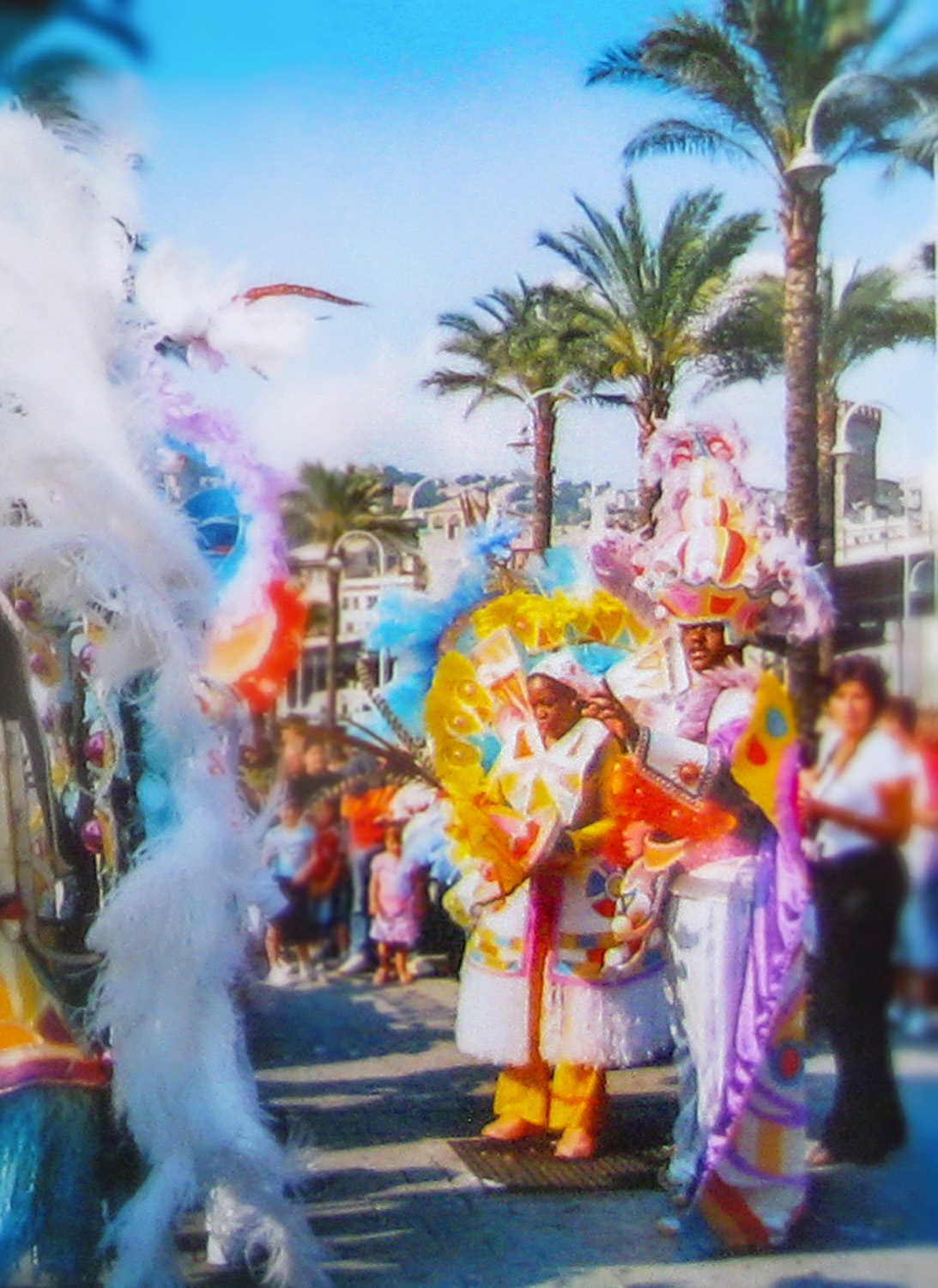 Danzatori in costume tradizionale al SUQ Festival di Genova